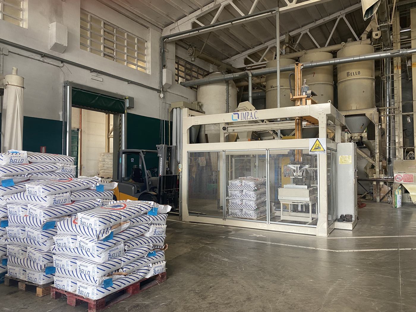 Interno dello stabilimento Mangimi Sette Bello, con silos e sacchi confezionati